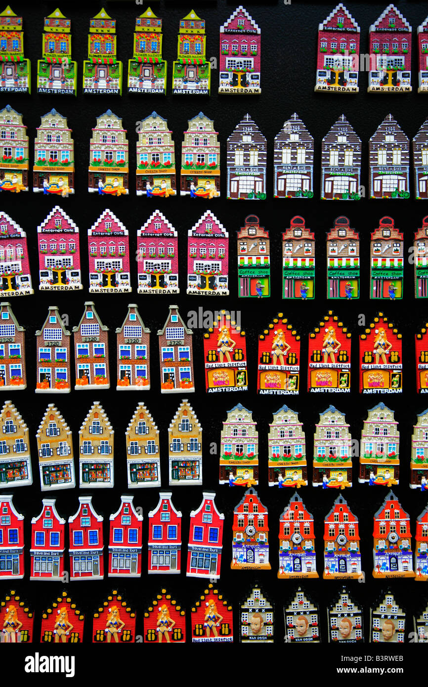Le tipiche case di Amsterdam (negozi, bar, caffè, musei) come souvenir magneti per il frigo in vendita in turista olandese shop nei Paesi Bassi Foto Stock