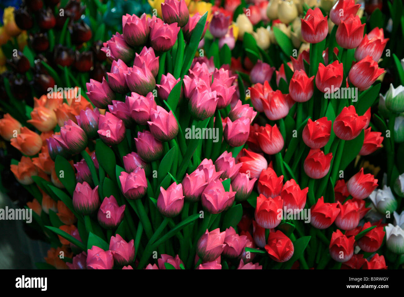 Scolpito in legno multicolore di tulipani al mercato dei fiori di Amsterdam, in Olanda. Perfetto souvenir olandesi. Foto Stock
