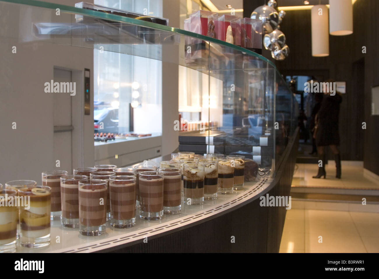 La scelta era ampia e la gamma di lusso di cioccolato belga esposti per la vendita in negozio popolare Pierre Marcolini a Bruxelles Belgio Foto Stock