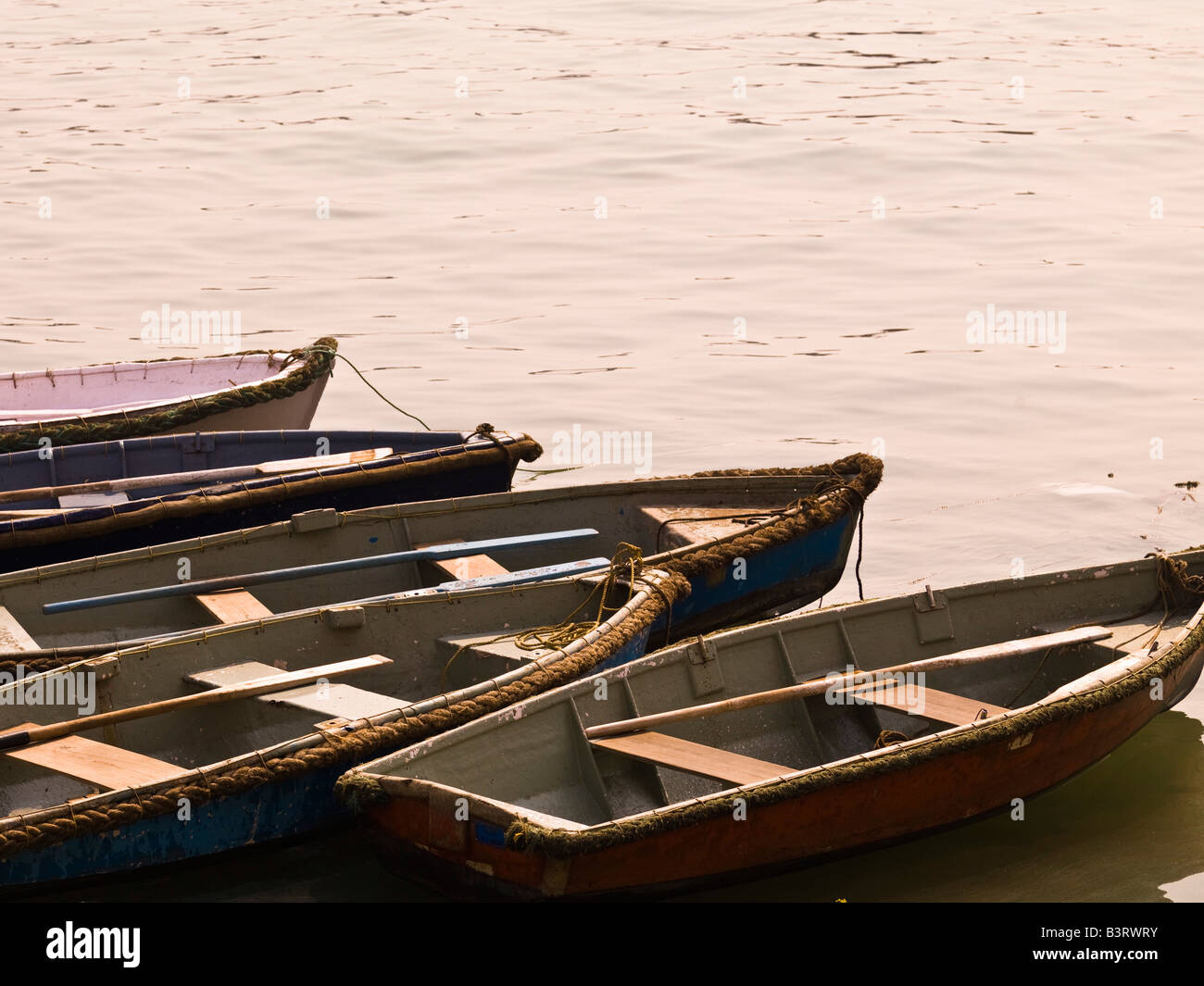 Barche da pesca in acqua Foto Stock