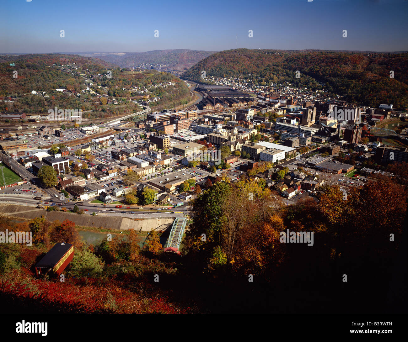 Vista aerea della valle e della città di JOHNSTOWN, Pennsylvania, è il sito di un 1889 Flood, inclinare il tram in primo piano. Foto Stock