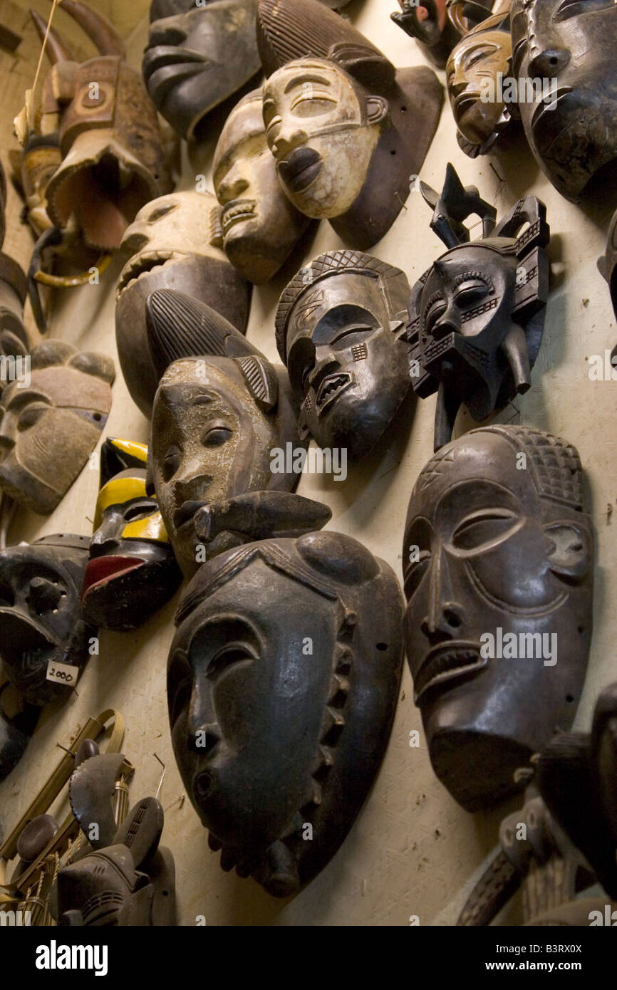 Exotic scolpiti africani antiquariato inclusi maschere figure statue in vendita nel quartiere Marolles su rue Blaes a Bruxelles Belgio Foto Stock