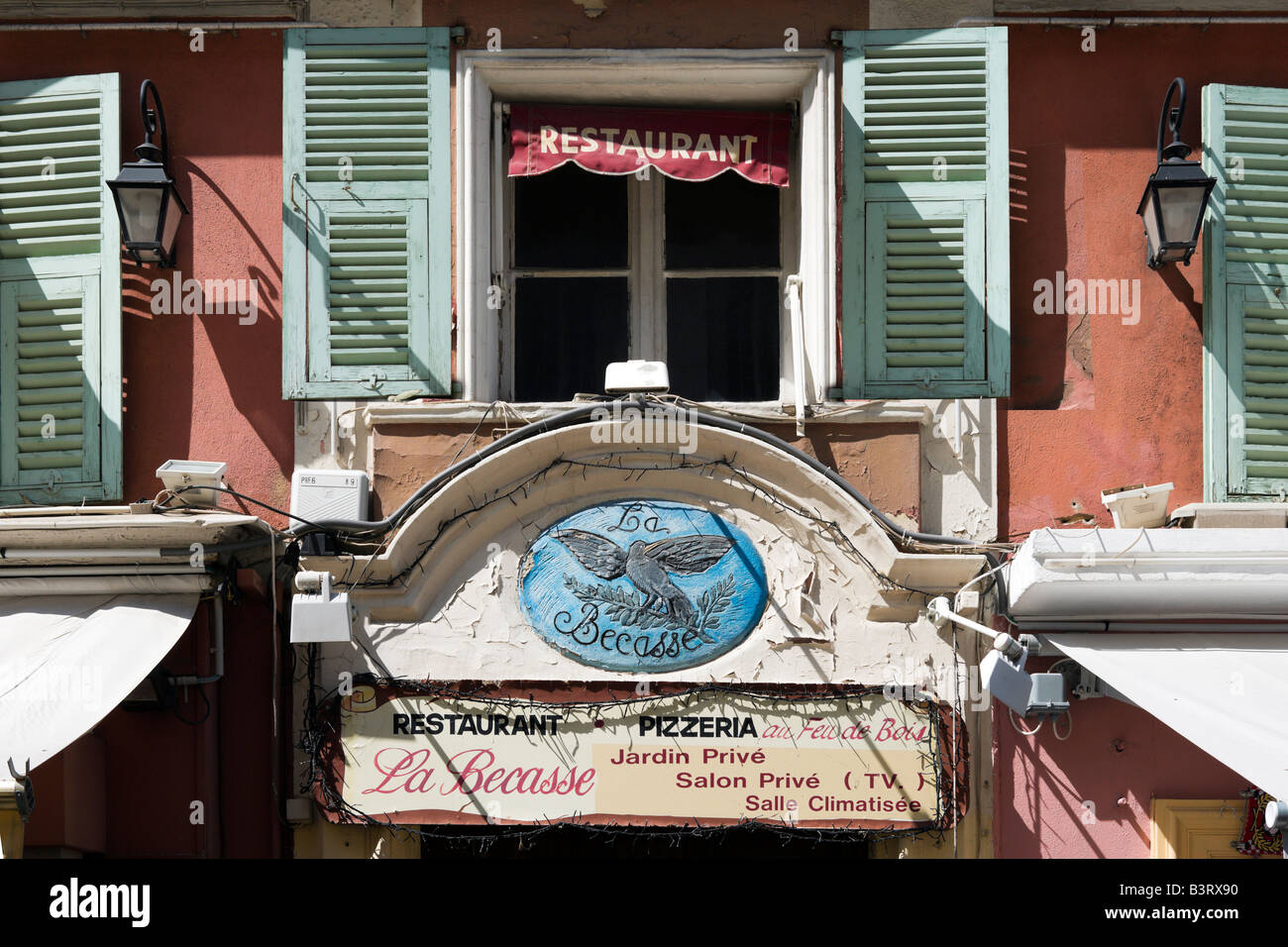 Finestra e serrande del ristorante sul Cours Saleya nella città vecchia (Vieux Nice), Nizza Cote d'Azur, Costa Azzurra, Francia Foto Stock