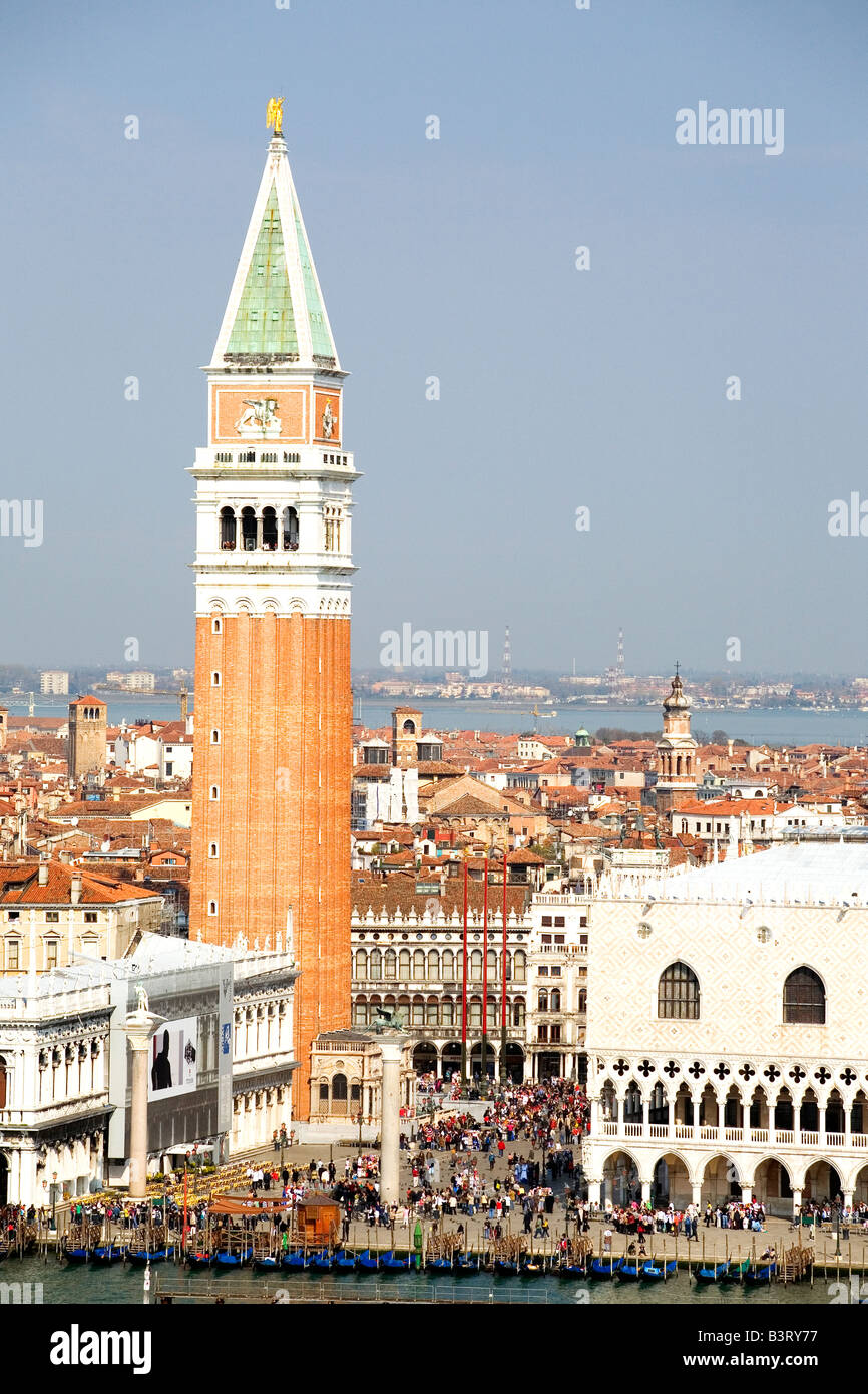 Vista sul canale di San Marco verso il Campanile di Piazza San Marco, Venezia, Italia Foto Stock