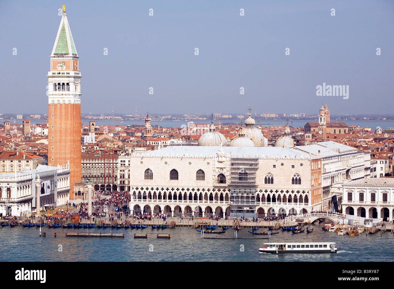 Vista sul canale di San Marco verso il Campanile di Piazza San Marco dal Campanile di San Giorgio Maggiore a Venezia Italia Foto Stock