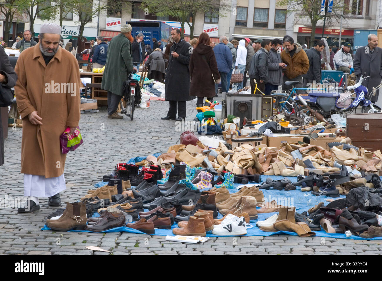 Place du jeu de Balle giornaliero del mercato delle pulci che vendono una vasta gamma di nuovi e di seconda mano elementi, Marolles district, Bruxelles, Belgio Foto Stock