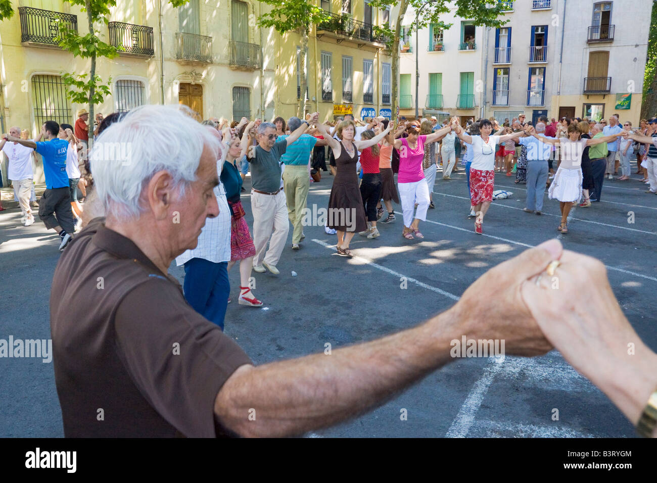 Sardana ballerini danzano al cinquantunesimo 'Concours de Sardanes' sulla Place de la République a Céret nel sud della Francia Foto Stock