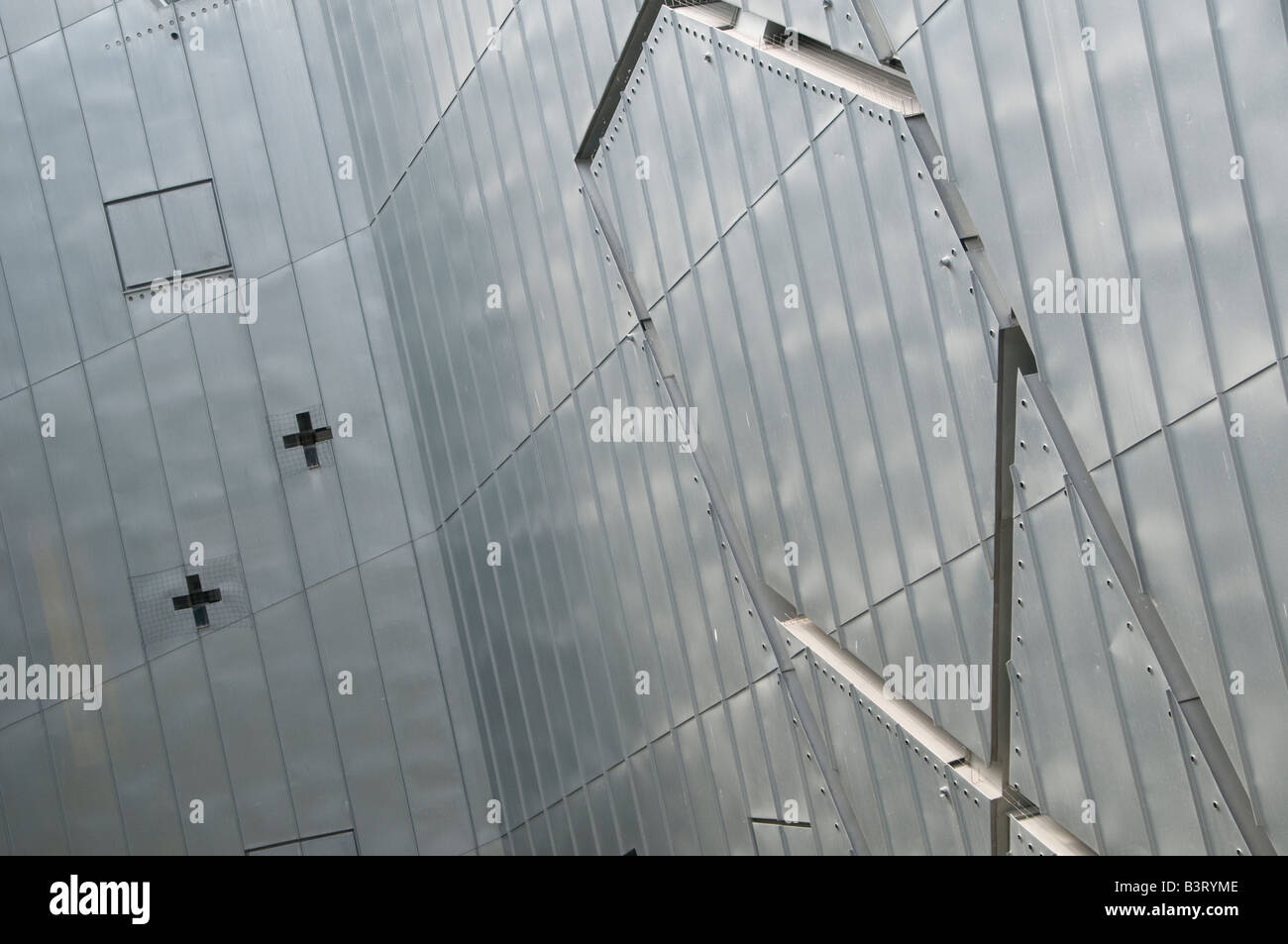 Dettagli esterni del museo ebraico Judisches Museum progettato da Daniel Libeskind a Berlino Germania Foto Stock