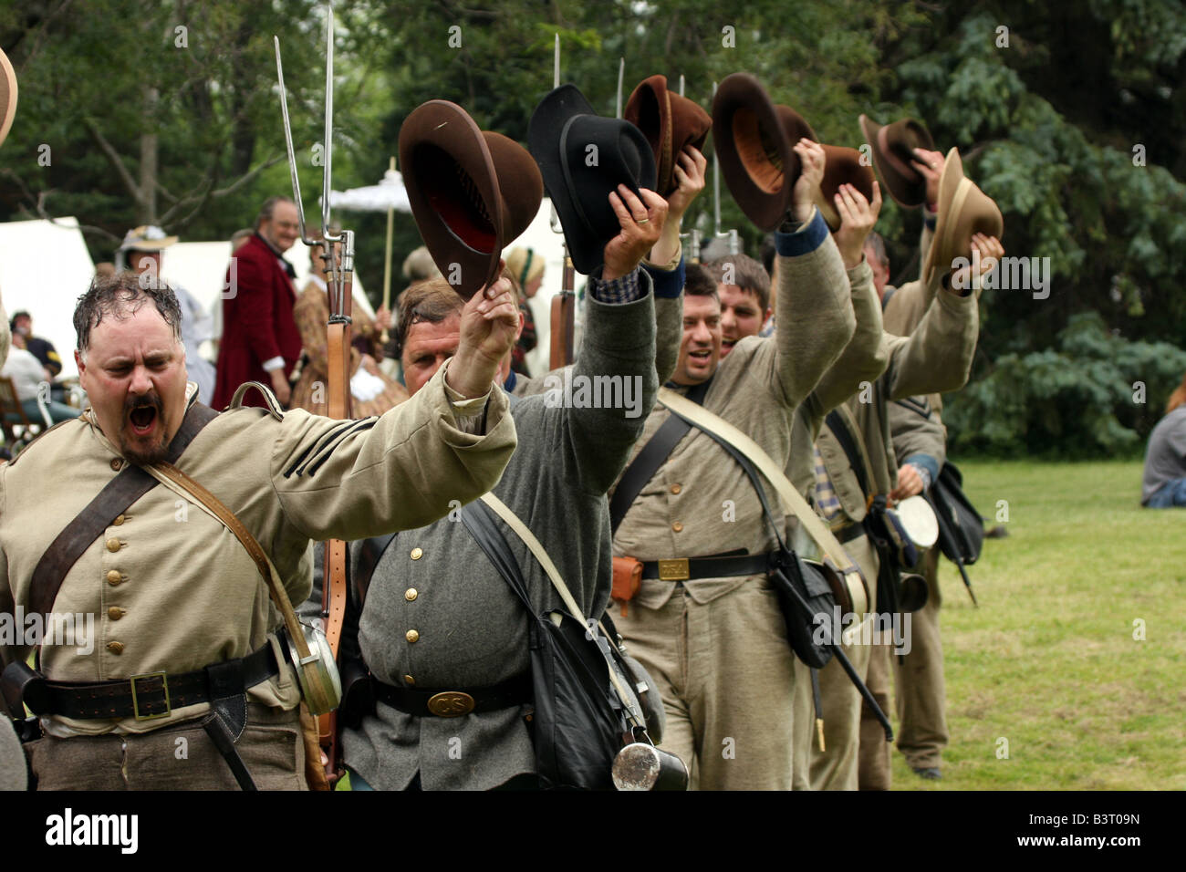 I soldati confederati a una guerra civile Encampment Rievocazione Storica Foto Stock