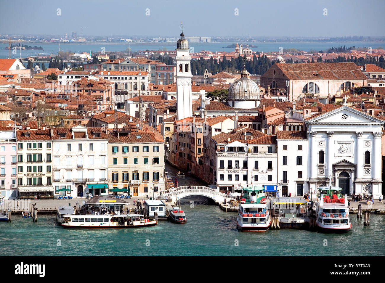 Vista sul canale di San Marco verso la chiesa di Santa Maria della Pietà dal Campanile di San Giorgio Maggiore a Venezia Italia Foto Stock