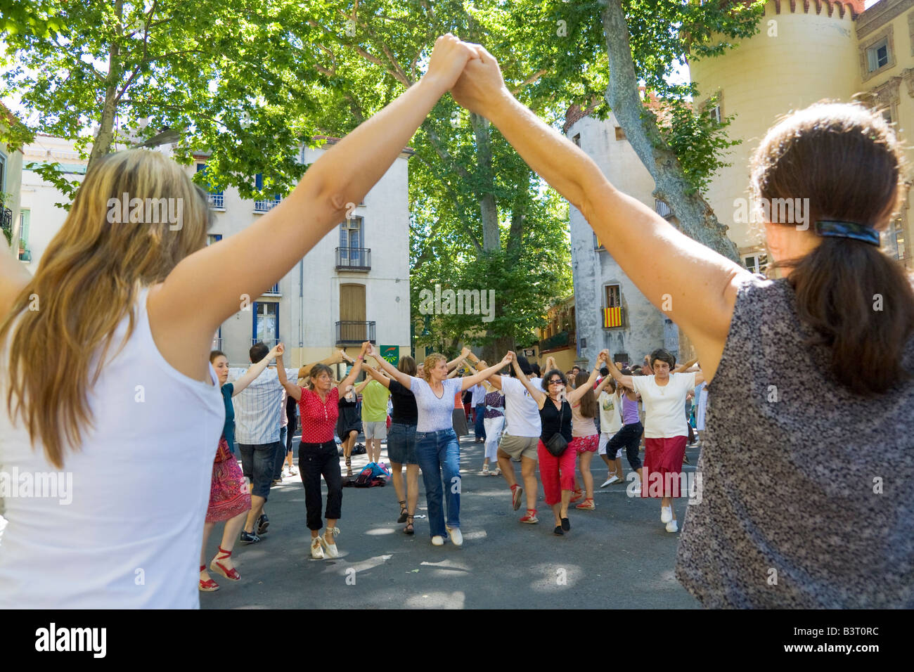 Sardana ballerini danzano al cinquantunesimo 'Concours de Sardanes' sulla Place de la République a Céret nel sud della Francia Foto Stock