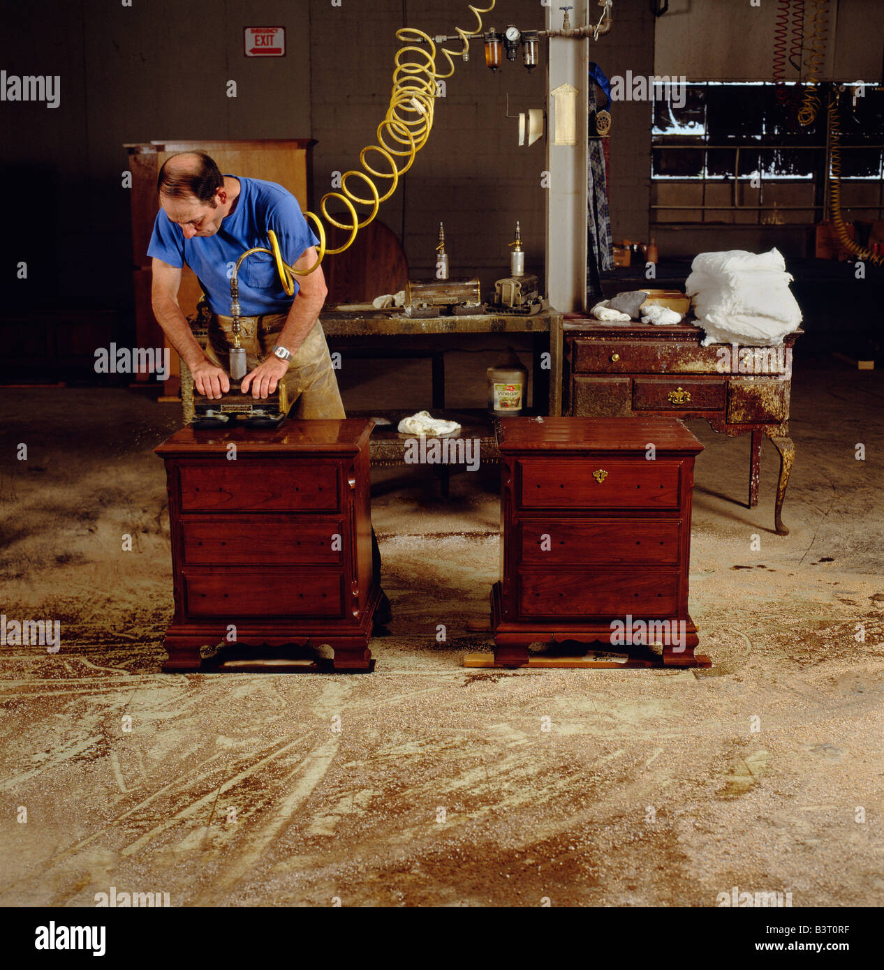 Lavoratore esegue la lucidatura finale di un pezzo di arredamento, PENNSYLVANIA HOUSE azienda arredamento, Lewisburg, Pennsylvania, Stati Uniti d'America Foto Stock