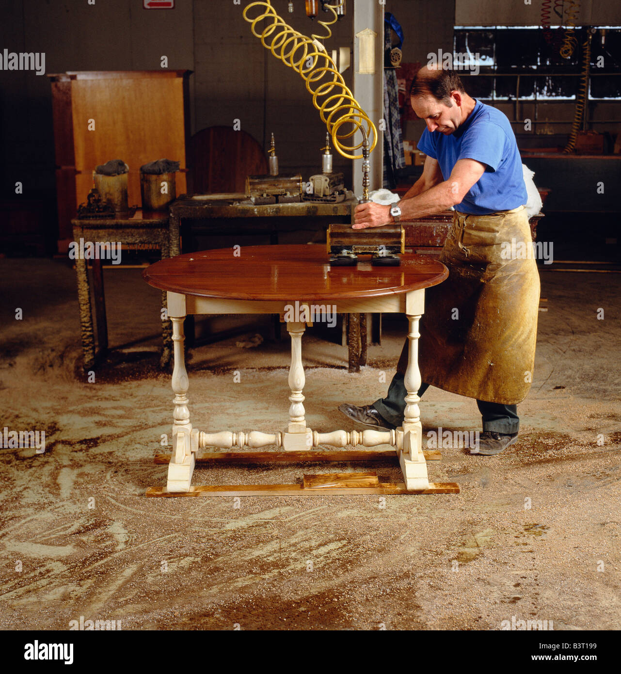 Lavoratore esegue la lucidatura finale di un pezzo di arredamento, PENNSYLVANIA HOUSE azienda arredamento, Lewisburg, Pennsylvania, Stati Uniti d'America Foto Stock