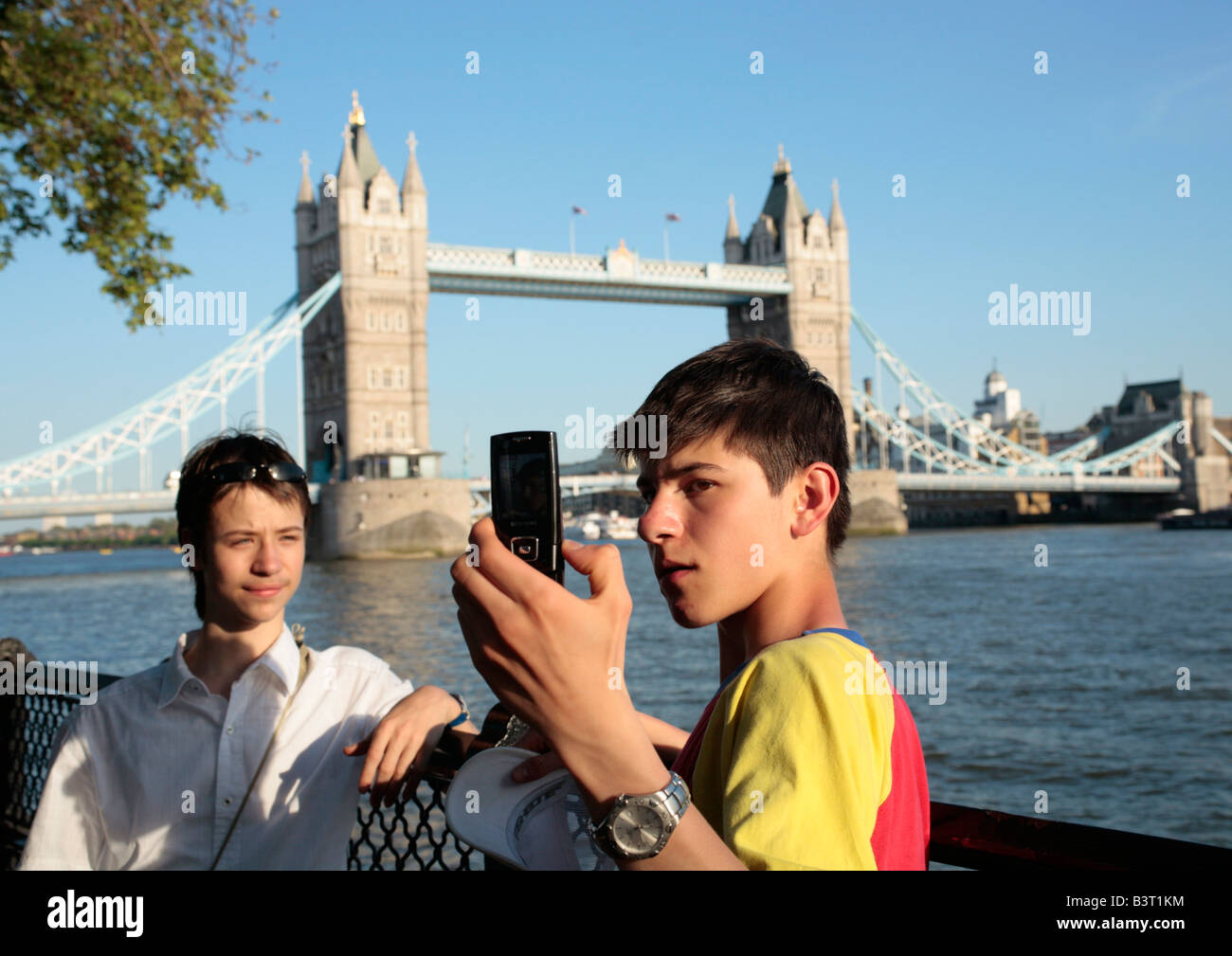 Due ragazzi adolescenti su un tour della città di Londra Foto Stock