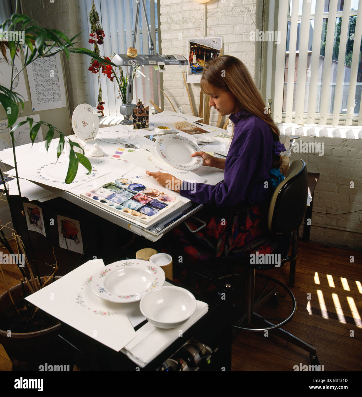 DESIGNER femmina lavorando su nuovi progetti per la tabella ware. La società PFALTZGRAFF, ceramiche Company, USA Foto Stock