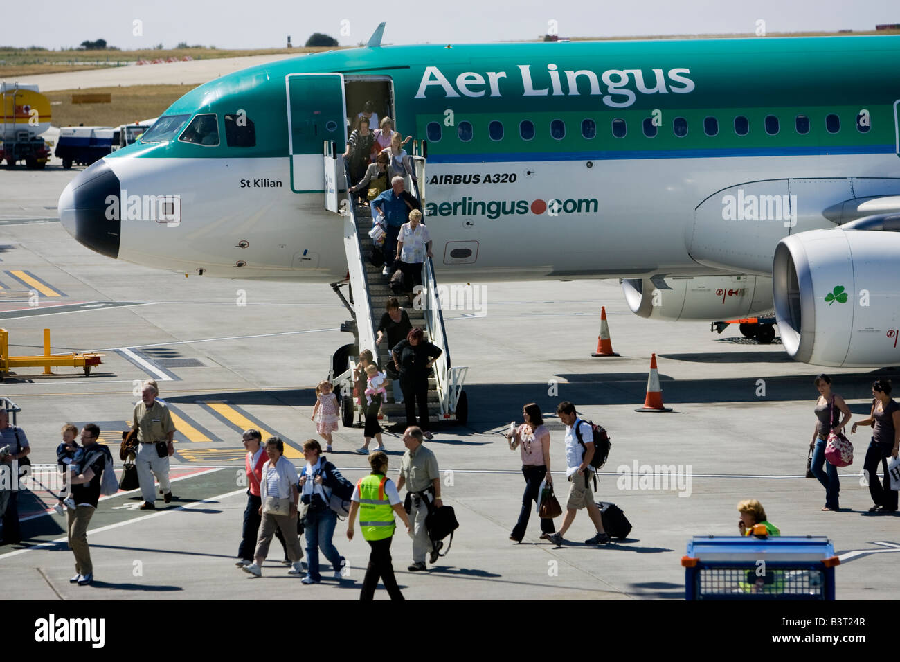 Aer Lingus Airlne i passeggeri in arrivo all'Aeroporto di Jersey Isole del Canale Aerlingus.com Airbus 320 san Kilian Foto Stock