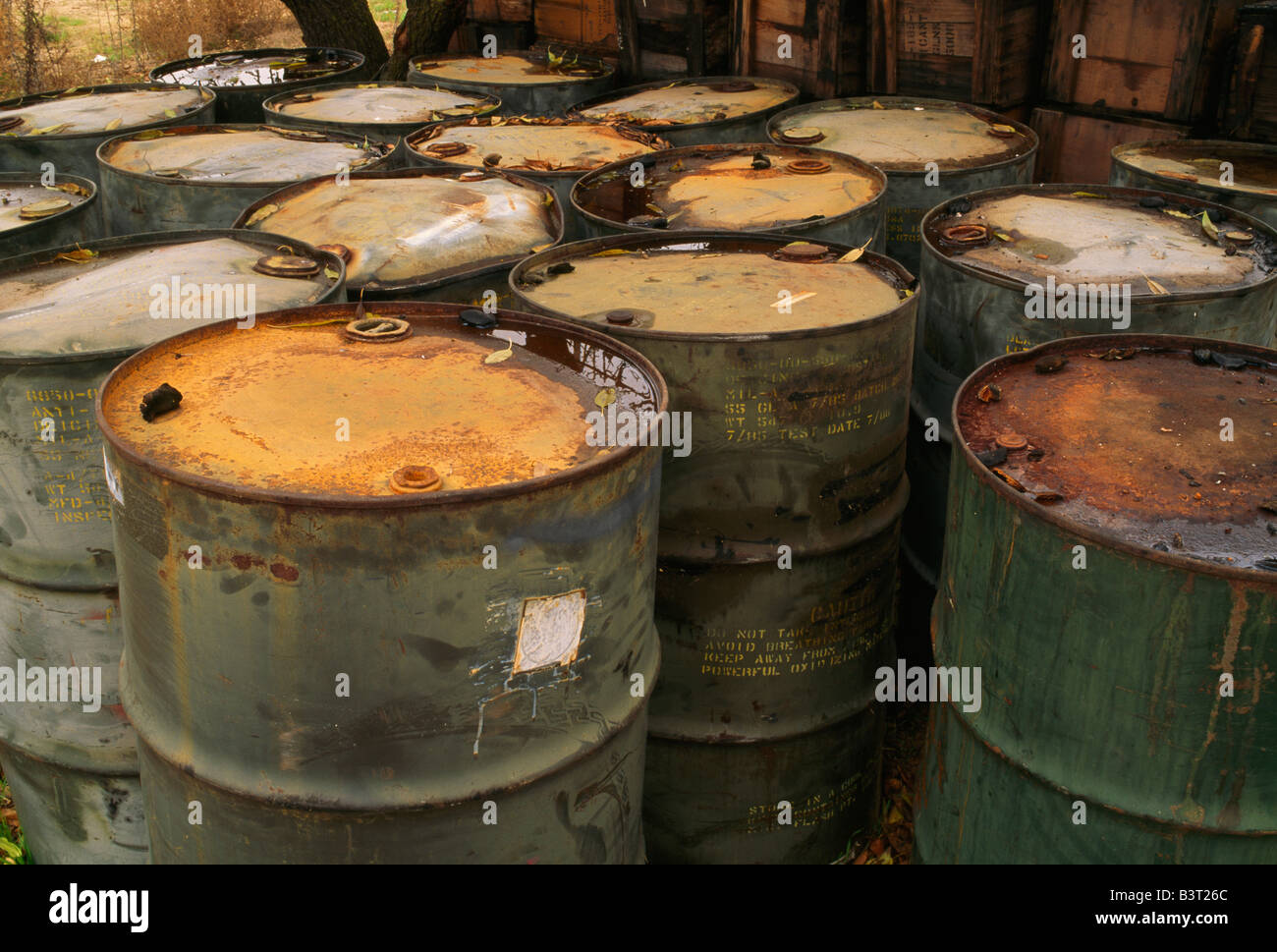 Deterioramento 55 gallone tamburi perde le sostanze chimiche. Foto Stock