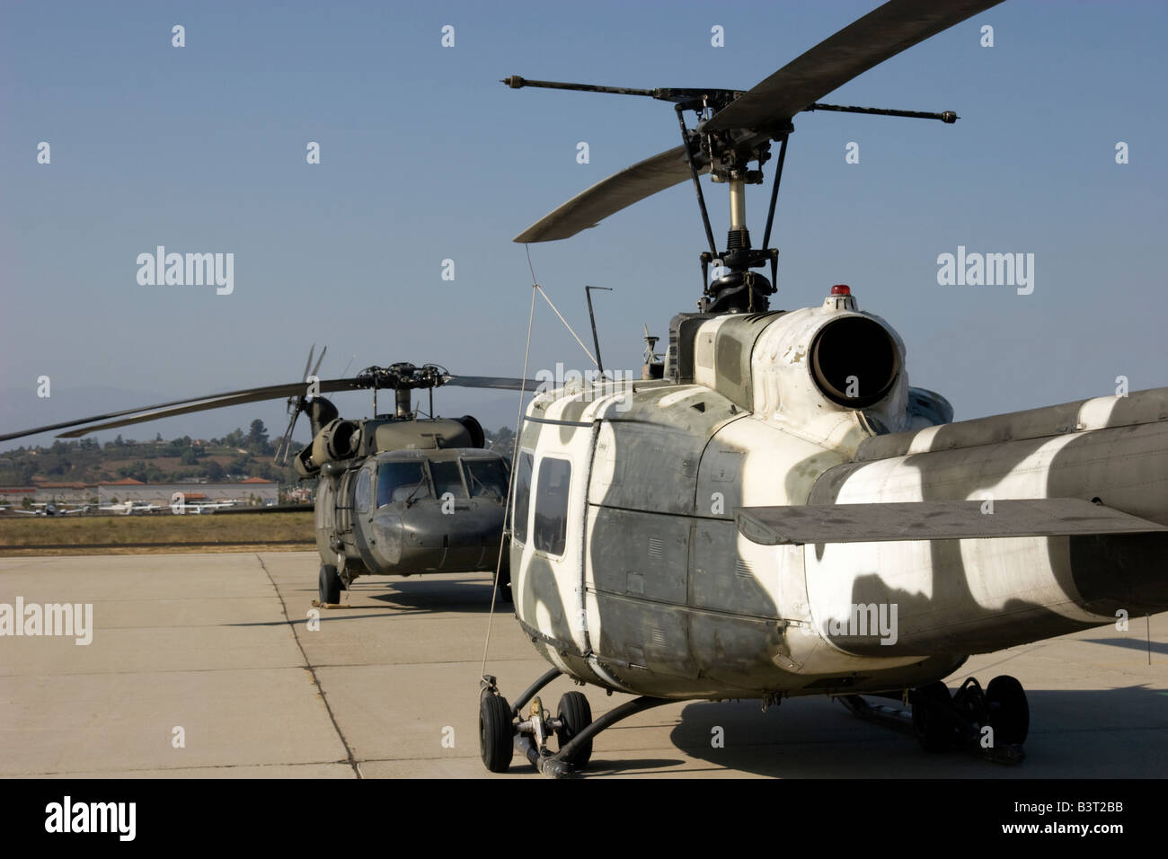 UH-1 Huey elicottero con la UH-60 Black Hawk in background Foto Stock