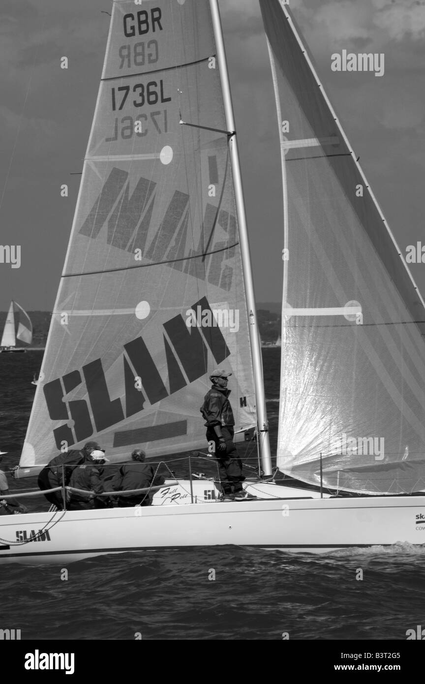 Slam in barca a vela durante la Cowes Week, Cowes, Isola di Wight in Inghilterra Foto Stock