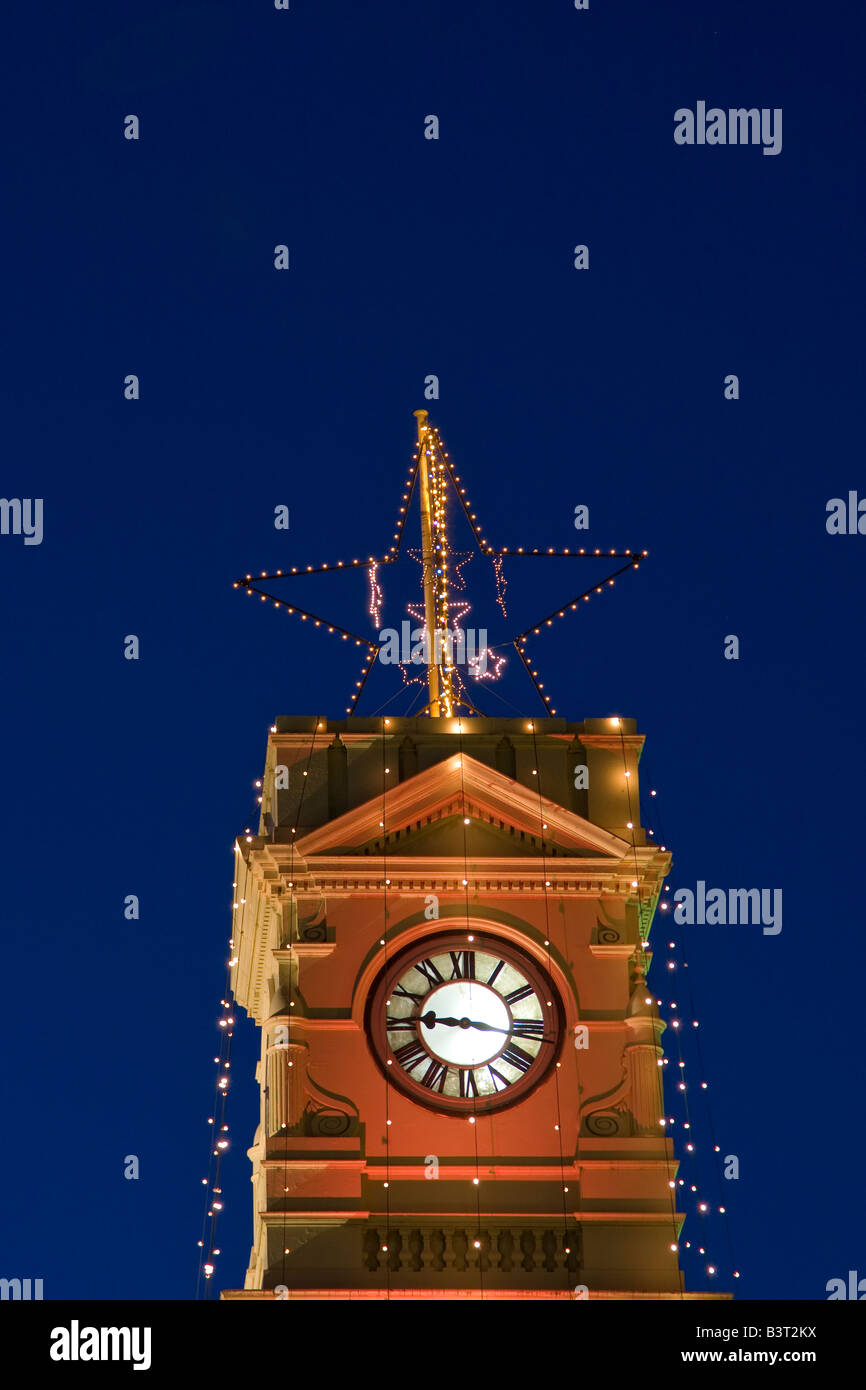 Prahran Town Hall clock tower, decorato con le luci di Natale. Prahran, Melbourne, Australia. Foto Stock