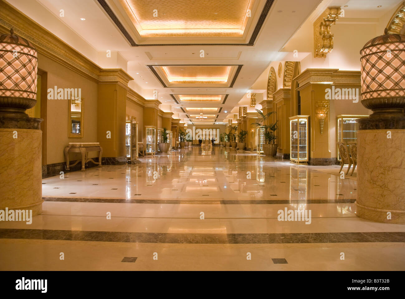 Corridoio est all'interno dell'Emirates Palace Hotel Foto Stock