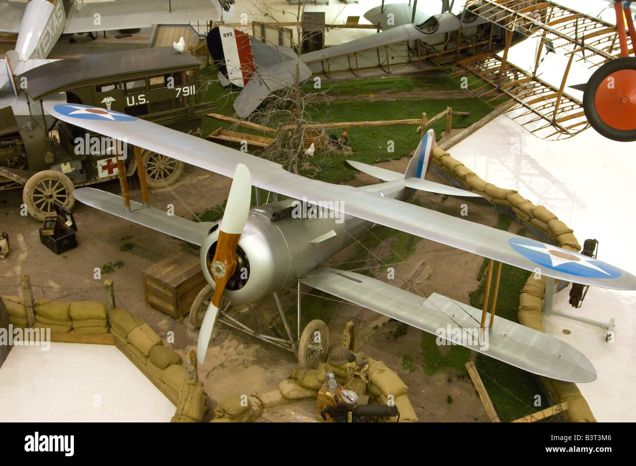 Un Francese Nieuport-28 in un Naval Air Museum display statico raffigurante un aeroporto in WWI Francia. Foto Stock