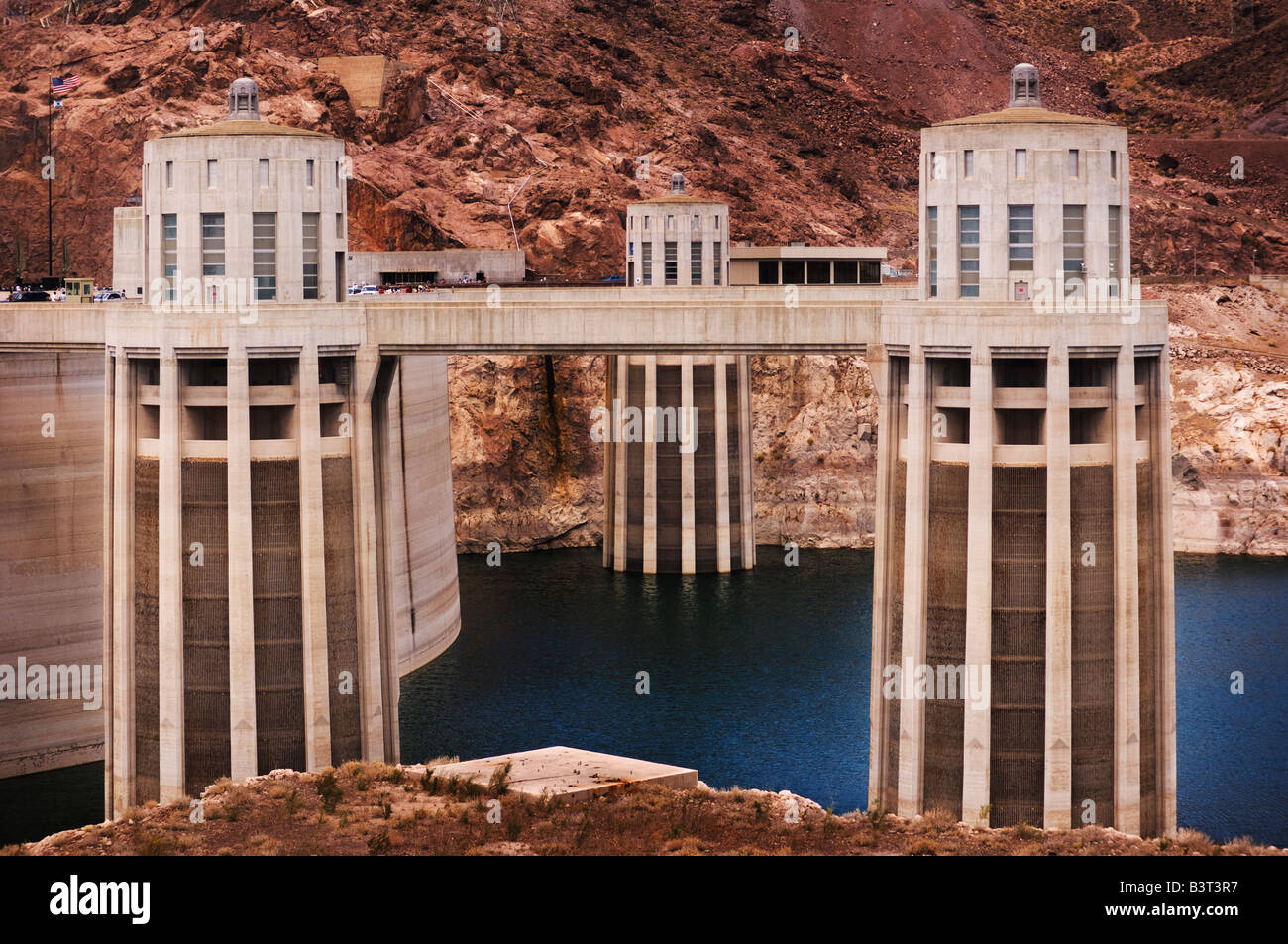 Torri di aspirazione alla Diga di Hoover sul confine di stato tra il Nevada e Arizona. Foto Stock