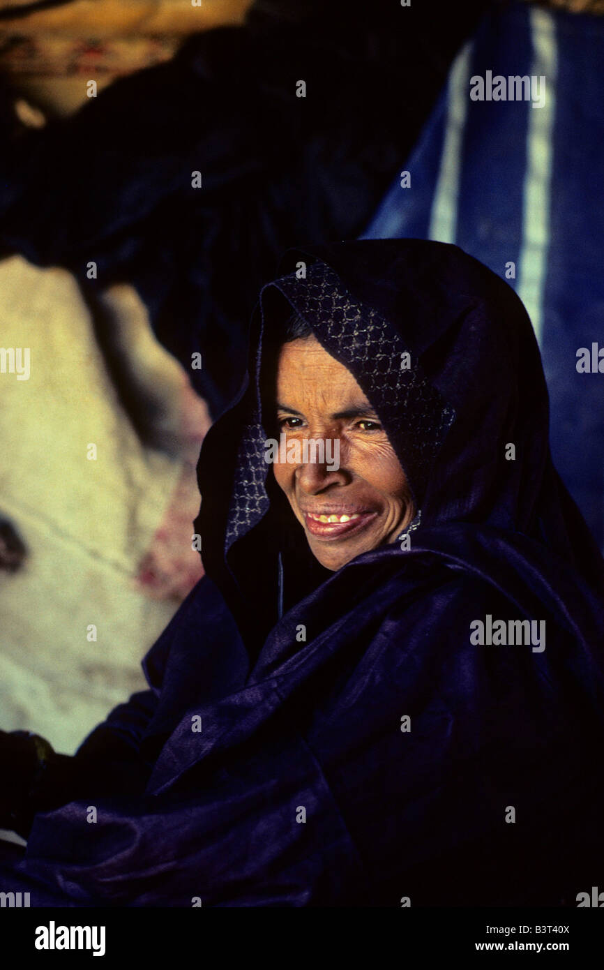 Algeria, Al Haggar vicino a Tamanrasset. Ritratto di sorridente donna Tuareg. Un interessante volto che poteva dire di alcuni racconti Foto Stock