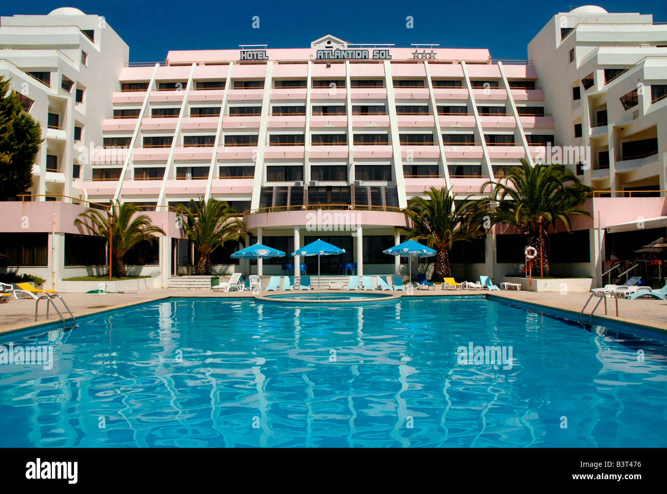 Un hotel a tre stelle con piscina in Portogallo. Foto Stock