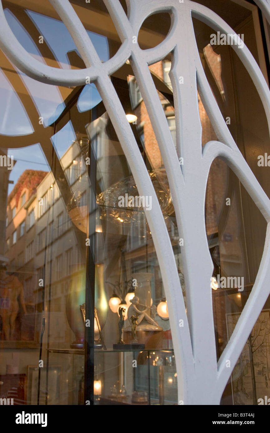 Ampia gamma di vari oggetti di antiquariato e di seconda mano gli oggetti in vendita nei negozi lungo la Rue Blaes a Bruxelles, in Belgio Foto Stock