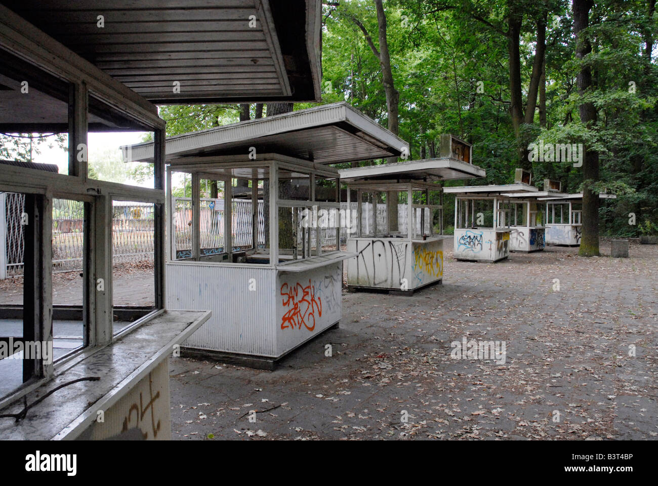 Una linea di cabine di ticket in un chiuso parco a tema a Berlino Germania Foto Stock