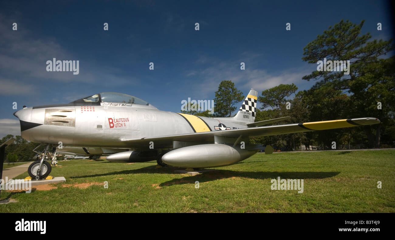 Un North American F-86 Sabre jet su visualizzazione statica a Air Force Armament Museum, Eglin AFB, Florida Foto Stock