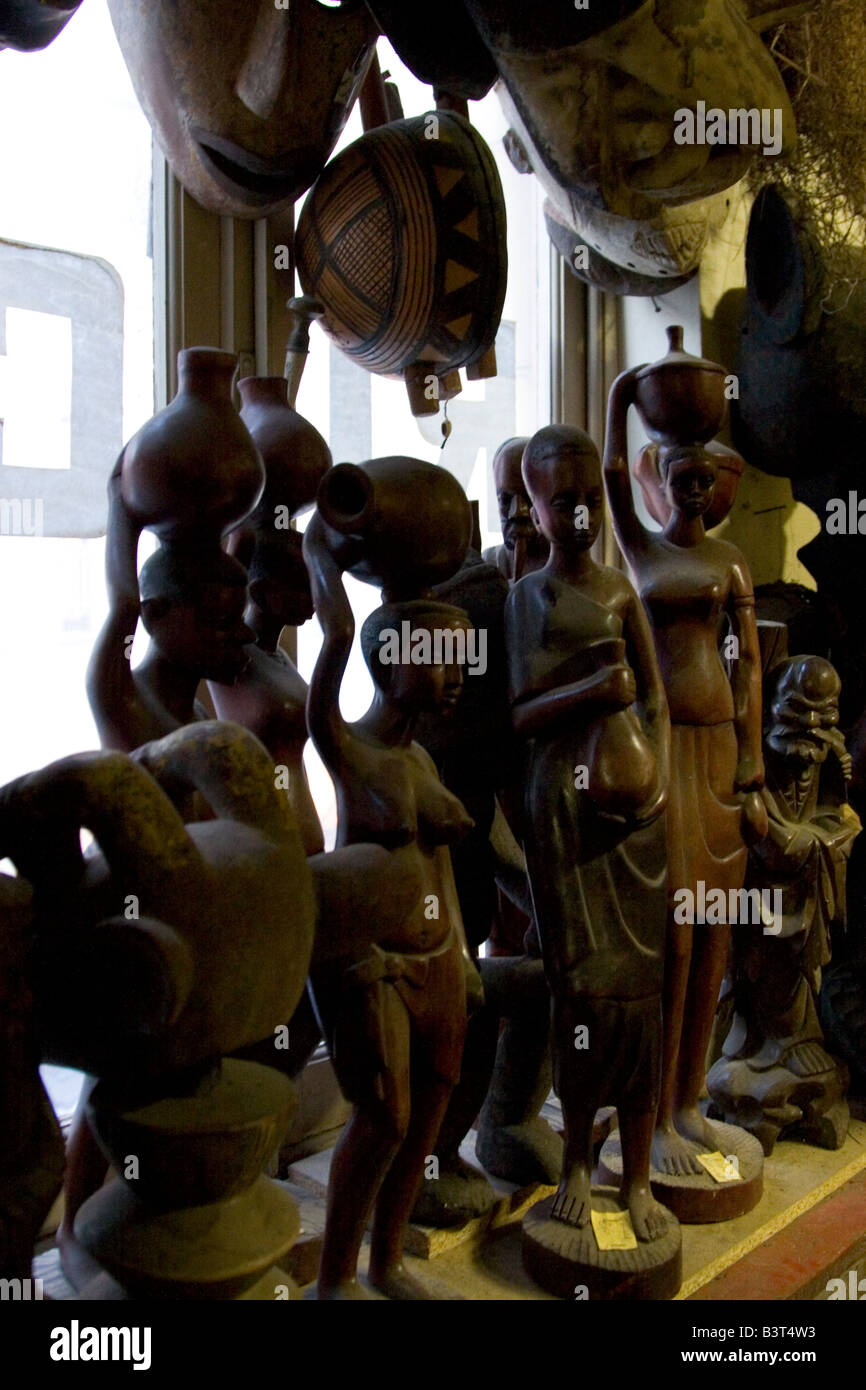 Exotic scolpiti africani antiquariato inclusi maschere figure statue in vendita nel quartiere Marolles su rue Blaes a Bruxelles Belgio Foto Stock