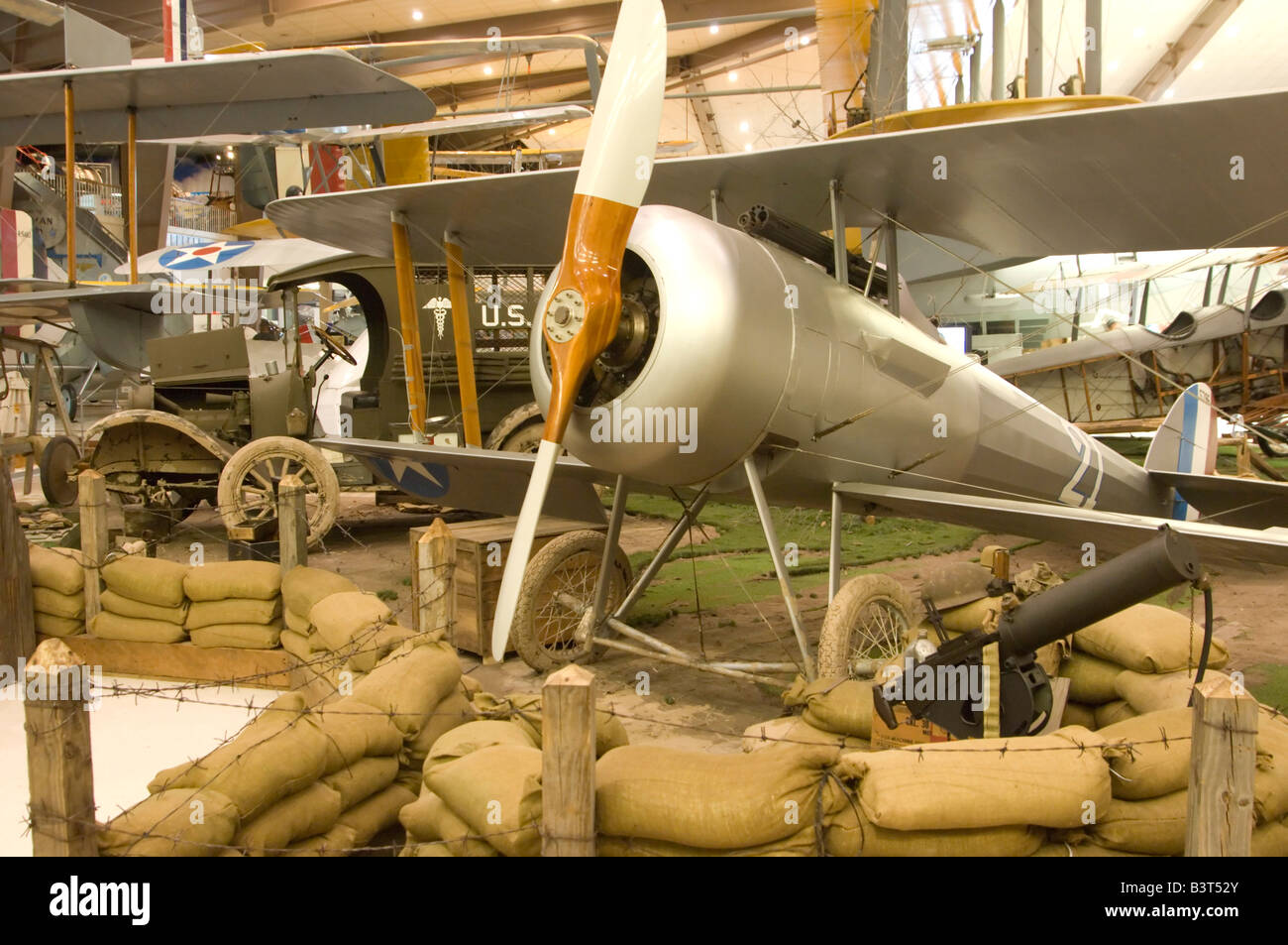 Un Francese Nieuport-28 in un Naval Air Museum display statico raffigurante un aeroporto in WWI Francia. Foto Stock