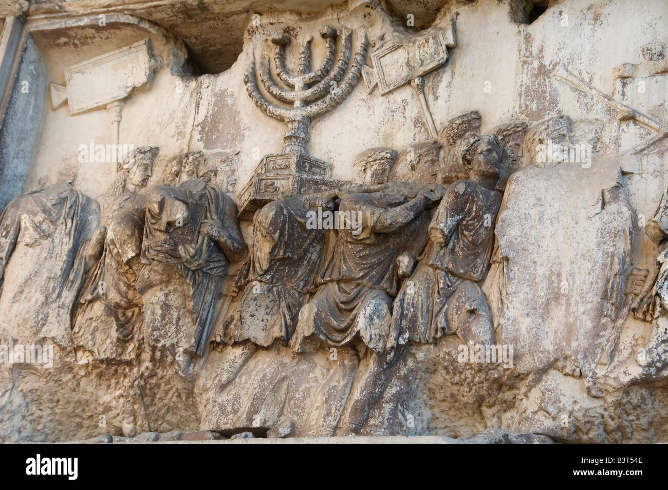 Il rilievo raffigura il bottino ricavato dal Tempio di Gerusalemme scolpito nel pannello interno sud dell'arco di Tito nell'antico foro romano, Roma Italia Foto Stock