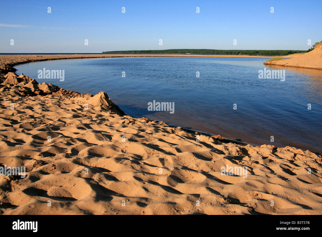 Lago superiore Michigan negli Stati Uniti spiaggia di sabbia vuota nessuno dalla vista dall'alto all'orizzonte nessuno sfondo sfondo ad alta risoluzione Foto Stock