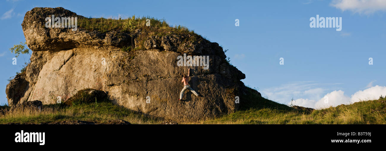 Scalatore di massi sulla grande roccia calcarea formazione vicino Zogenreuth Baviera Germania Foto Stock
