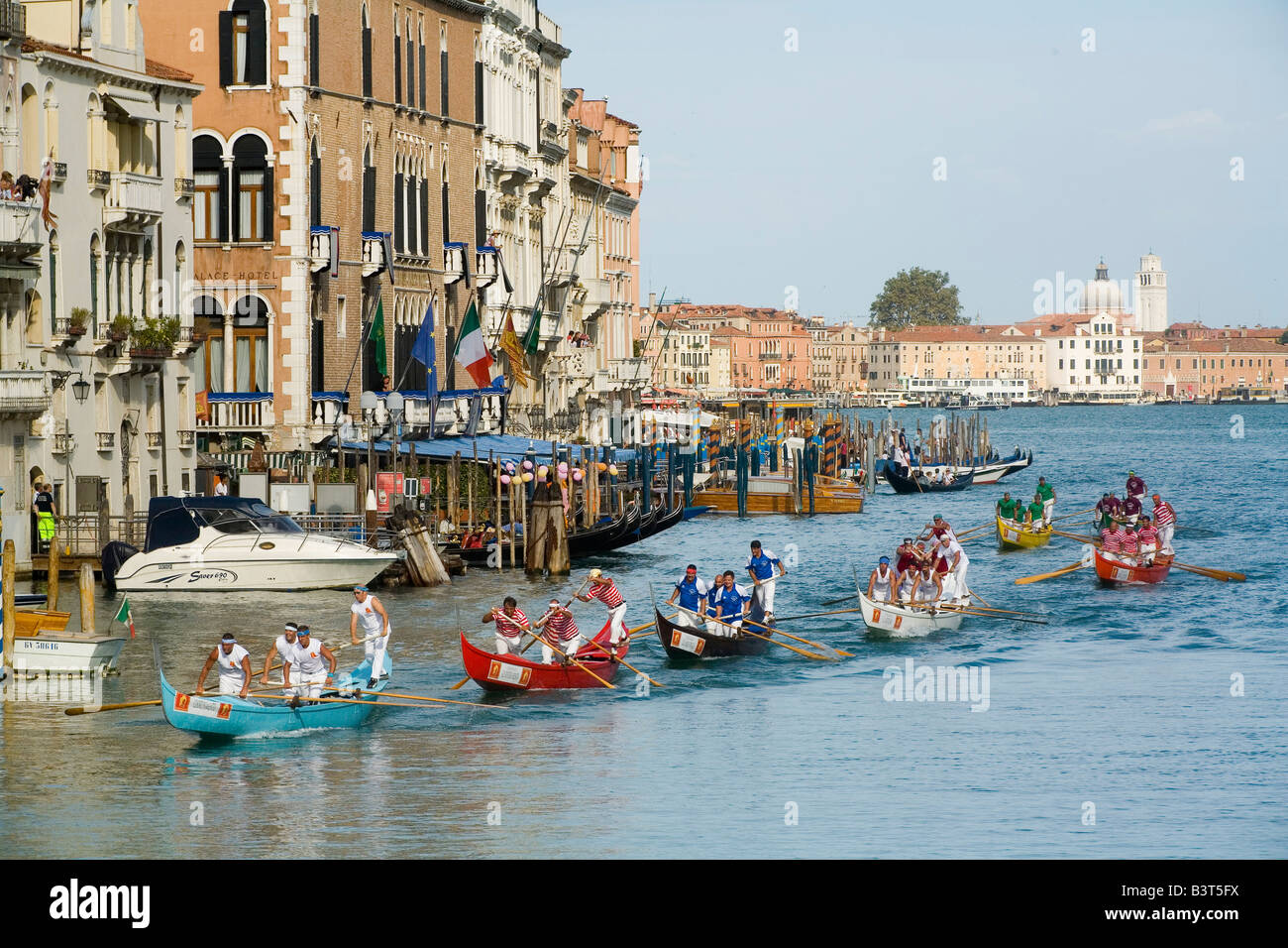 Squadre Gara lungo il Canal Grande a Venezia per la Regata Storica che ha luogo ogni settembre Foto Stock
