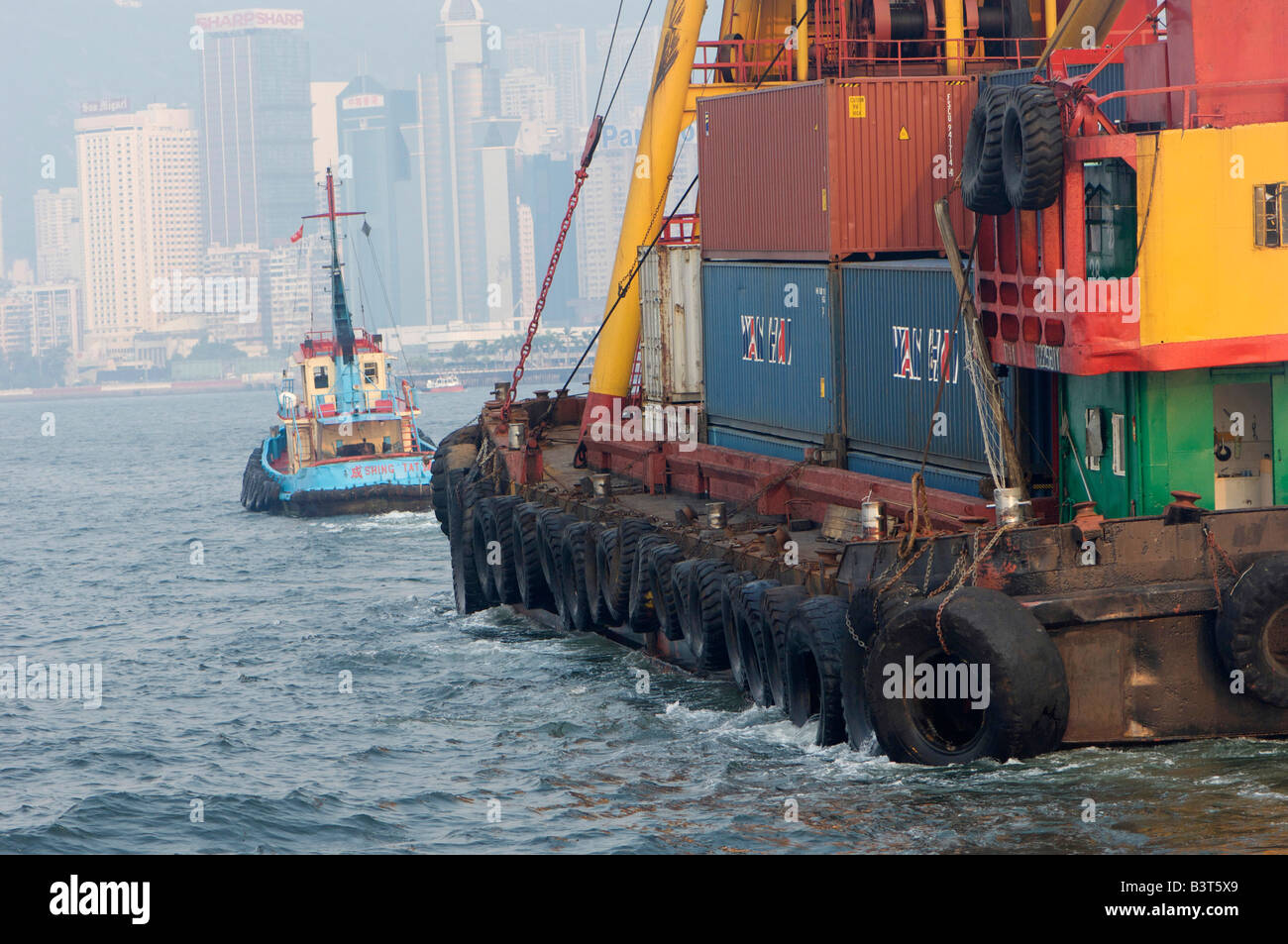 Dettaglio di una chiatta cinese che viene trainato in porto a Hong Kong Hong Kong Foto Stock