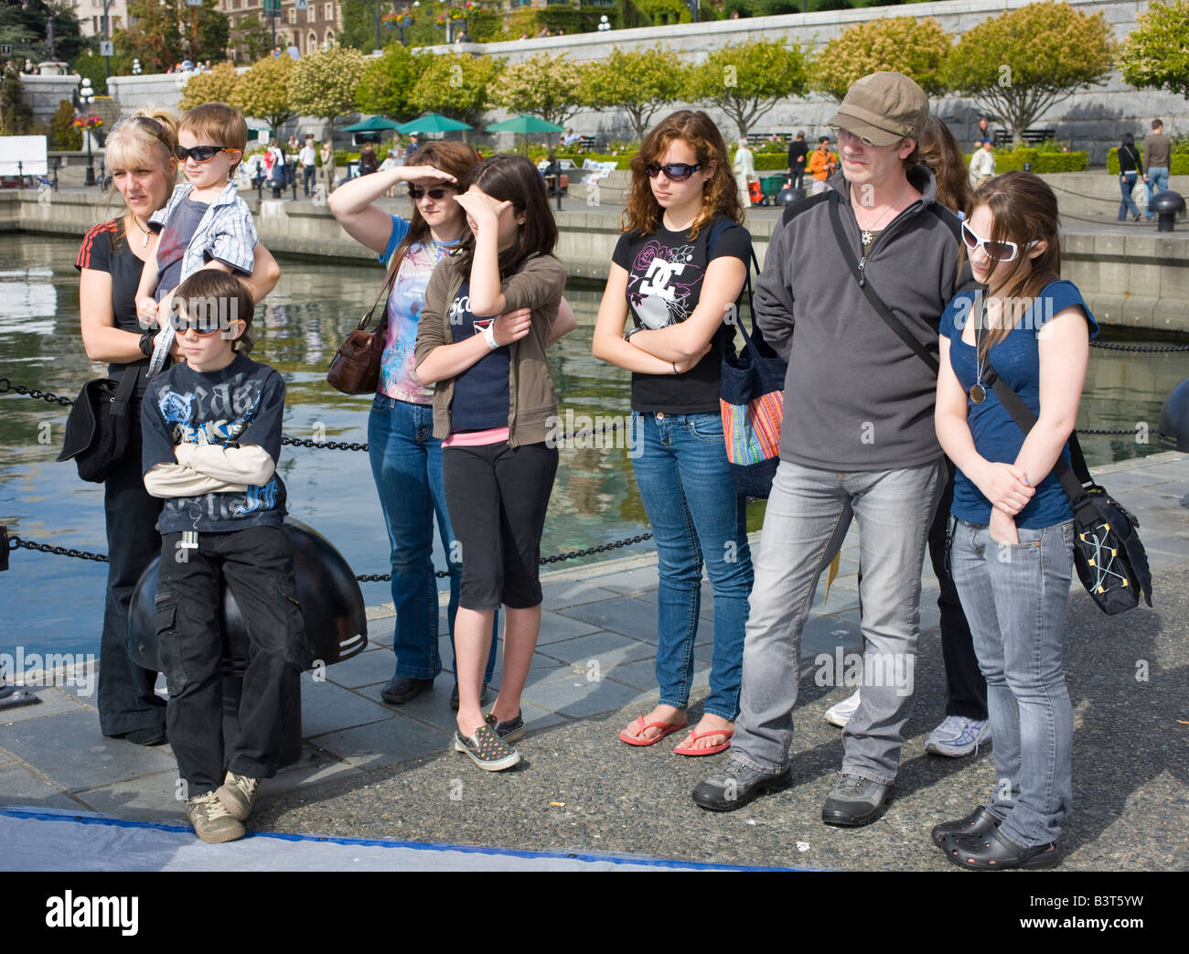 Gli spettatori a guardare la vernice a spray artista al lavoro sul Porto Victoria, Isola di Vancouver, British Columbia, Canada Foto Stock