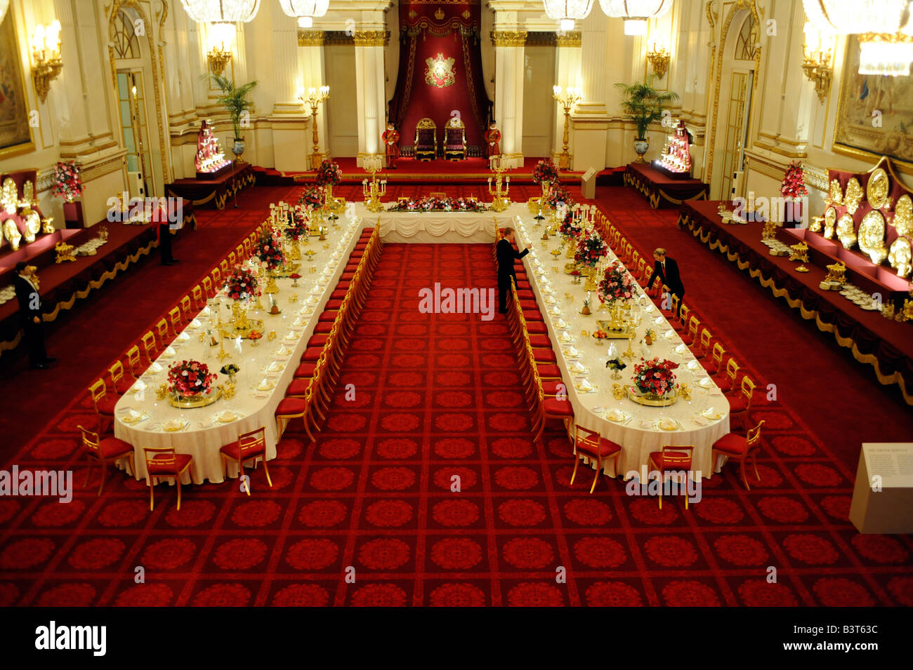 La sala da ballo a Buckingham Palace a Londra Inghilterra impostato per un banchetto di stato. Foto Stock
