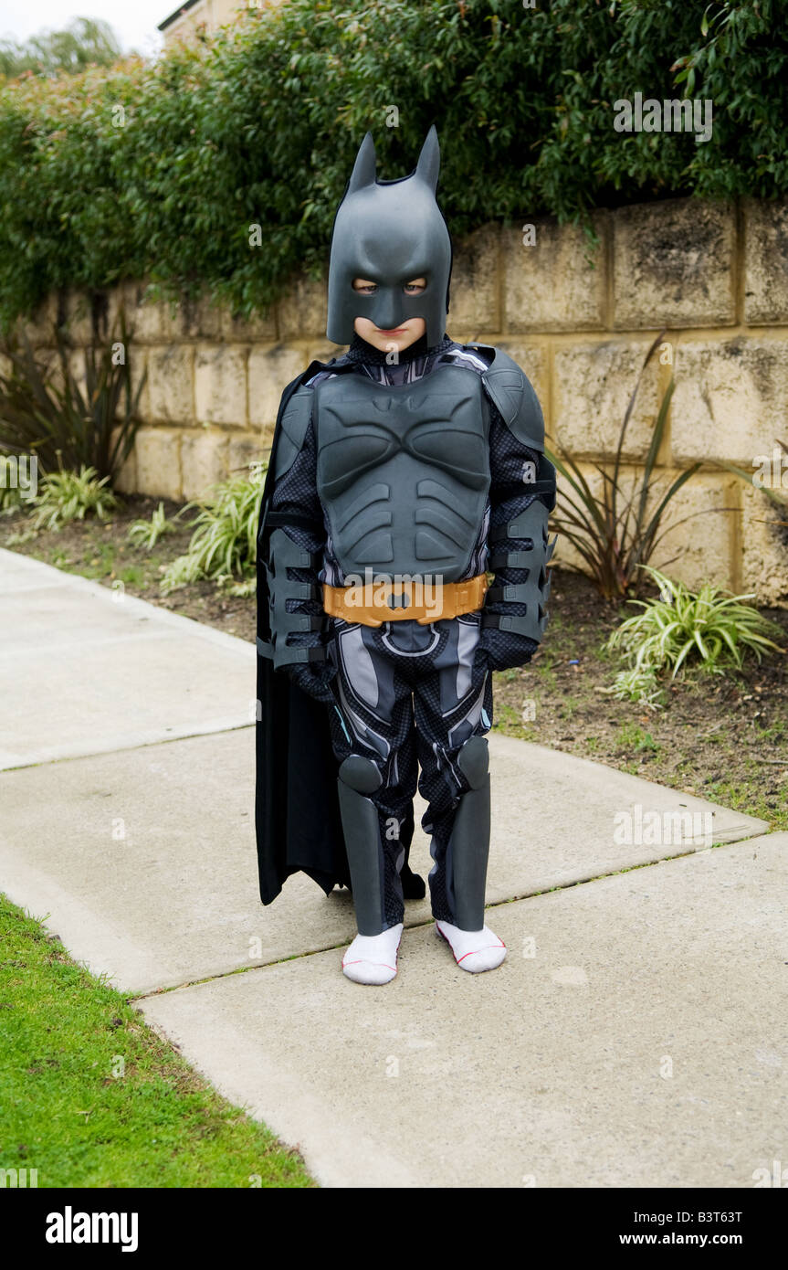 Ritratti di giovani quattro anno vecchio ragazzo vestito in tuta di Batman  in posa davanti casa suburbana a Perth Australia Occidentale Foto stock -  Alamy