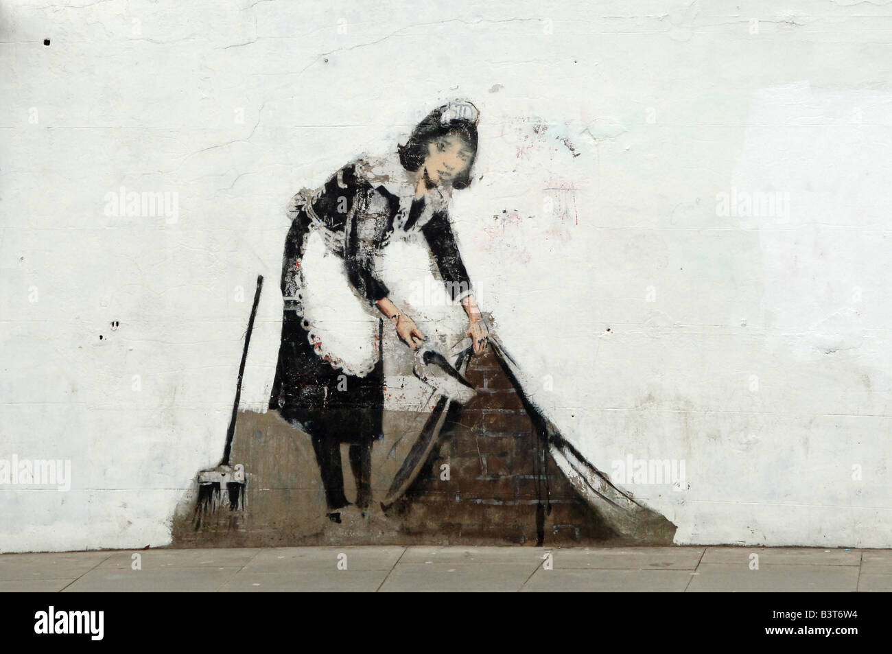 Cameriera arte di strada dal atrist Banksy in Camden London Inghilterra England Foto Stock