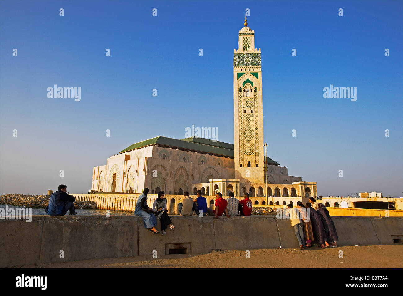 Il Marocco, Maghreb, Casablanca. La Moschea di Hassan II è il terzo più grande del mondo dopo quelle di Mecca e Medina e il suo minareto, a 210m, è il più alto di tutti. Fu costruito per commemorare l'ex re Hassan II al sessantesimo compleanno nel 1993. Progettato dal francese Michel Pinseau, oltre 6000 artigiani marocchini sono stati utilizzati nella sua costruzione. Essa può ospitare 25.000 fedeli al suo interno e un altro 80000 nel cortile. Si tratta di uno dei pochi edifici religiosi in Marocco aperto anche ai non musulmani. Foto Stock