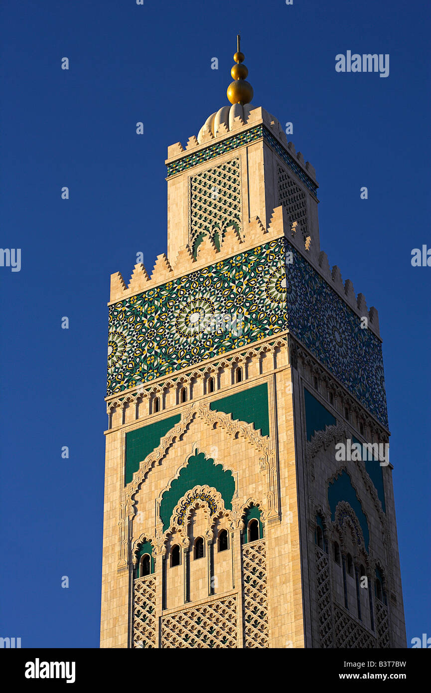 Il Marocco, Maghreb, Casablanca. La Moschea di Hassan II è il terzo più grande del mondo dopo quelle di Mecca e Medina e il suo minareto, a 210m, è il più alto di tutti. Fu costruito per commemorare l'ex re Hassan II al sessantesimo compleanno nel 1993. Progettato dal francese Michel Pinseau, oltre 6000 artigiani marocchini sono stati utilizzati nella sua costruzione. Essa può ospitare 25.000 fedeli al suo interno e un altro 80000 nel cortile. Si tratta di uno dei pochi edifici religiosi in Marocco aperto anche ai non musulmani. Foto Stock