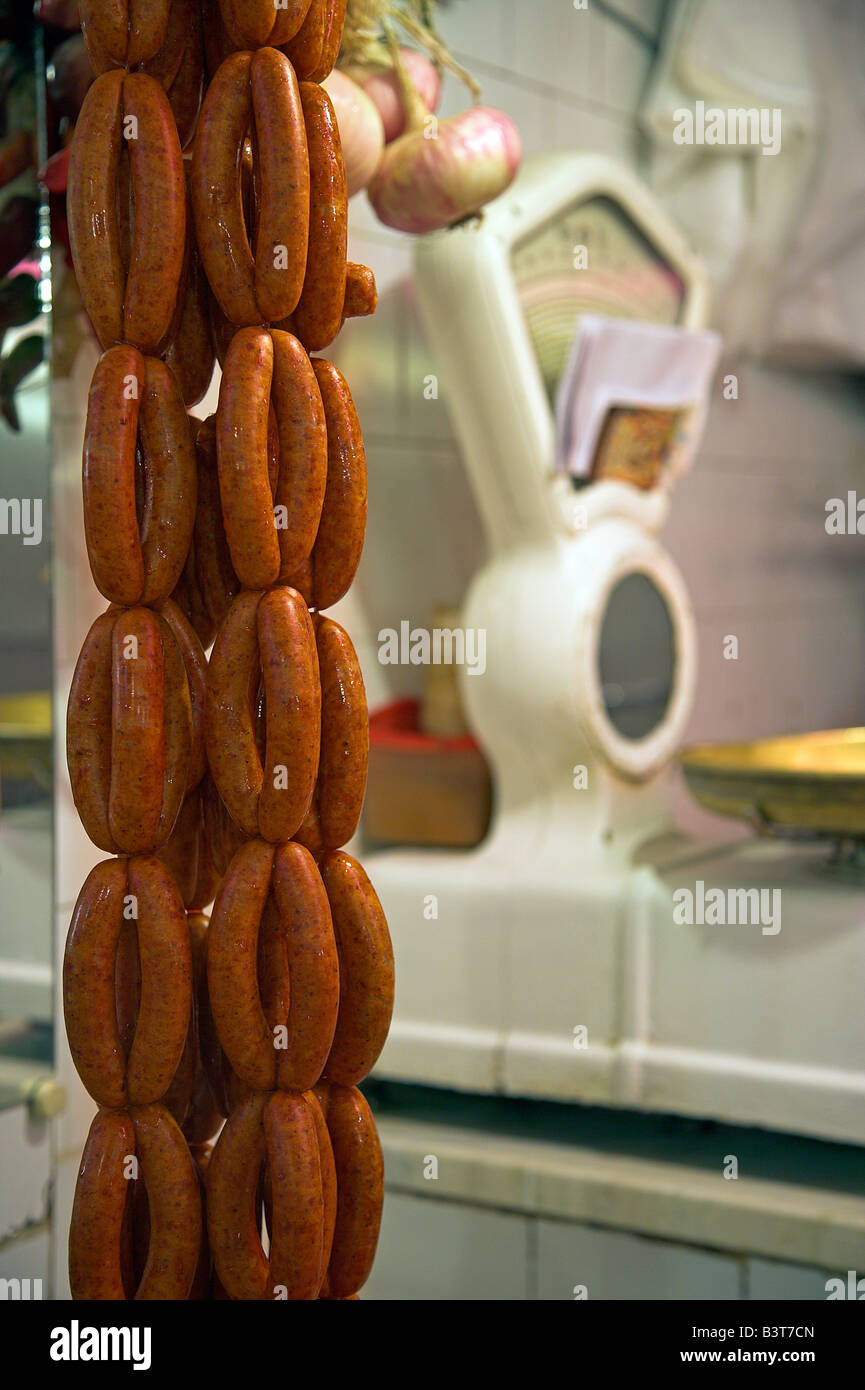Salsicce per la vendita nel mercato coperto nella vecchia medina di Tangeri, Marocco. Foto Stock
