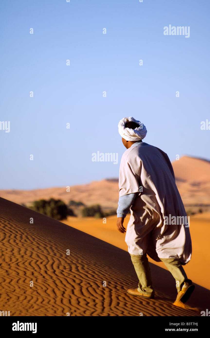 Il Marocco, Merzouga Erg Chebbi. Le dune di sabbia Guide Berbera Foto Stock