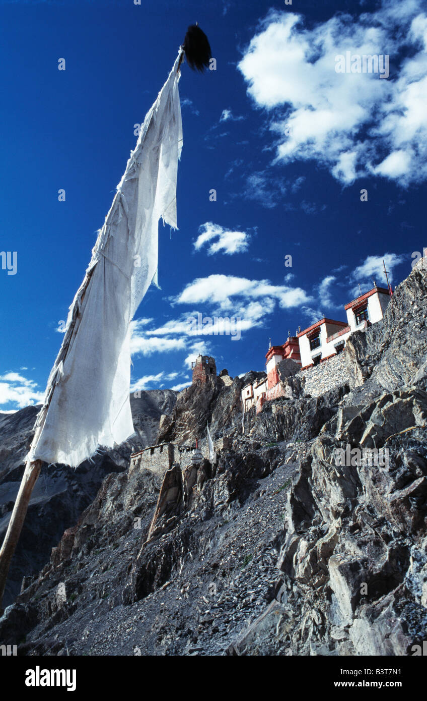 India, Ladakh. Bandiere di preghiera e il monastero Foto Stock