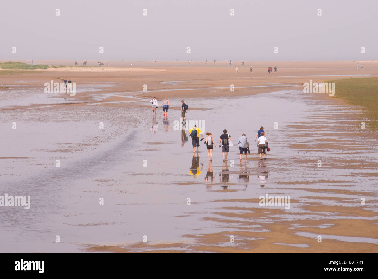 La gente a piedi Holkham Beach,Norfolk, Regno Unito Foto Stock