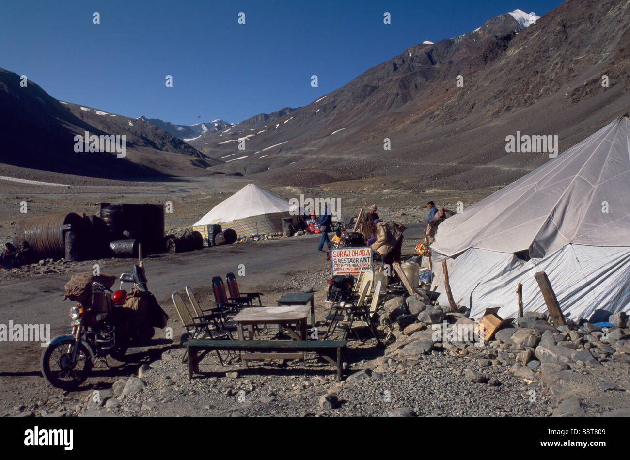 India, Ladakh, Baralacha Pass con bancarelle di tè in tende sul lato della strada Foto Stock